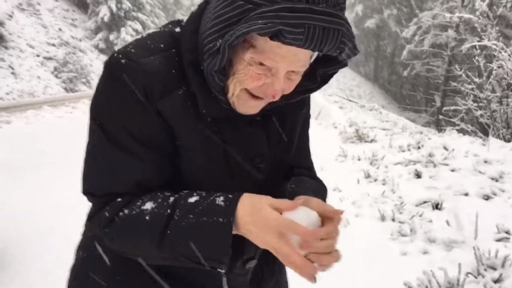 Сын заснял, как его 101 летняя мама радуется снегу! Это нужно видеть!