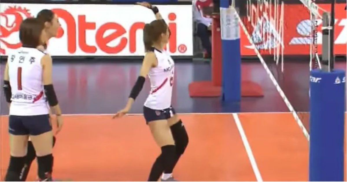 Корейская волейболистка повеселила зрителей и судей своими позитивными победными танцами
