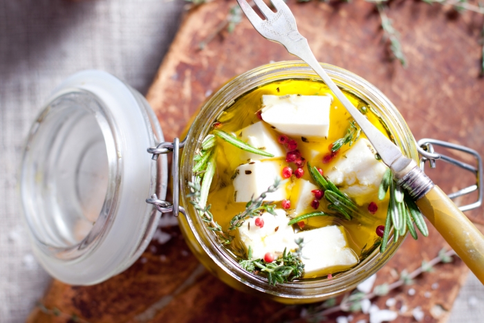 Лучшая закуска к вину и отличная добавка в салат — маринованный сыр за 5 минут