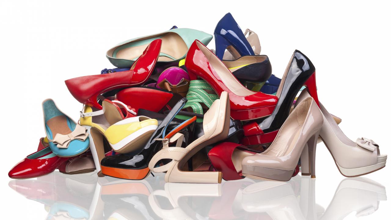 Если жмет, натирает и плохо пахнет: 10 способов решить серьезные проблемы с обувью