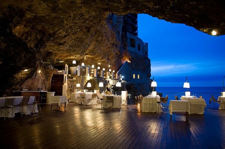 Итальянский ресторан внутри многовековой скалы с видом на море