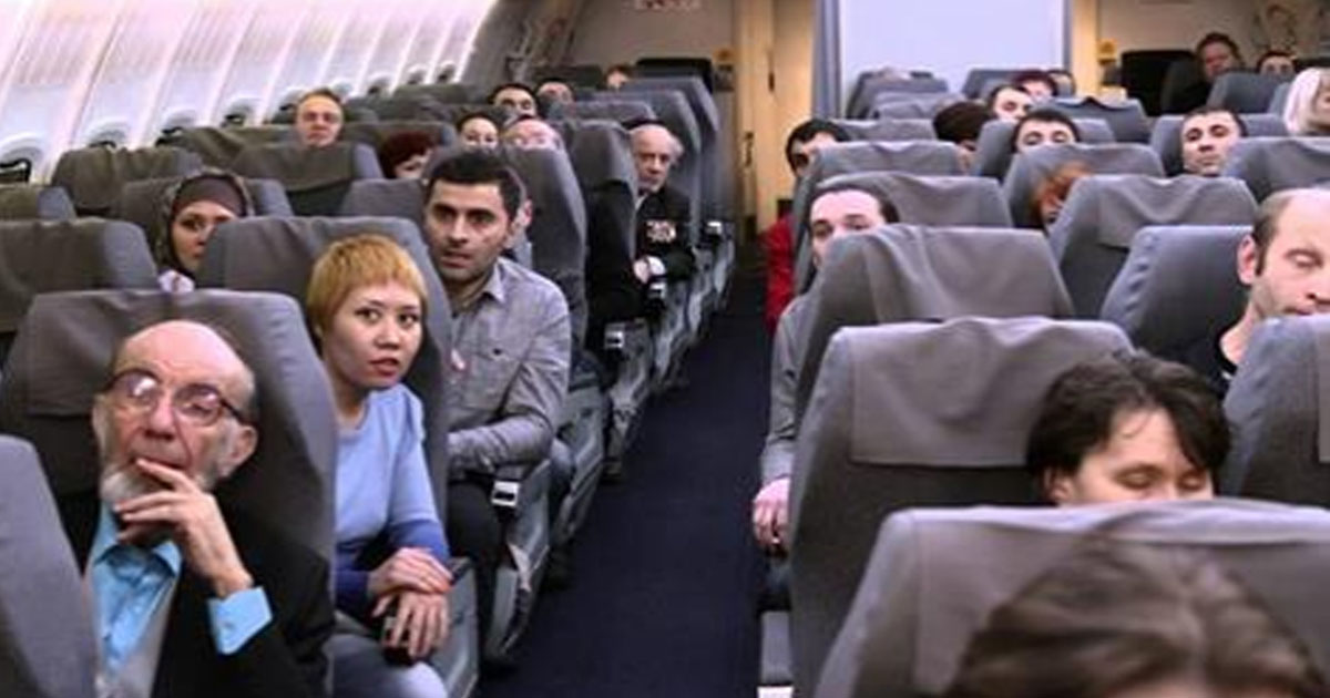 В самолете женщина отказалась сидеть рядом с чернокожим мужчиной. Капитан решил этот вопрос по-своему!