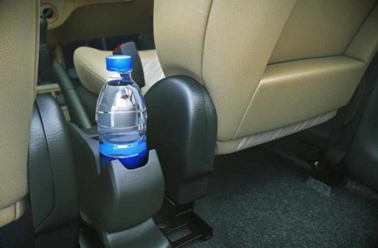 Пожарные предупреждают: вот почему нельзя оставлять в машине пластиковые бутылки с водой