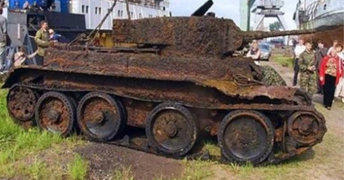 Археологи обнаружили в лесу старый танк. Когда открыли его — не поверили своим глазам!