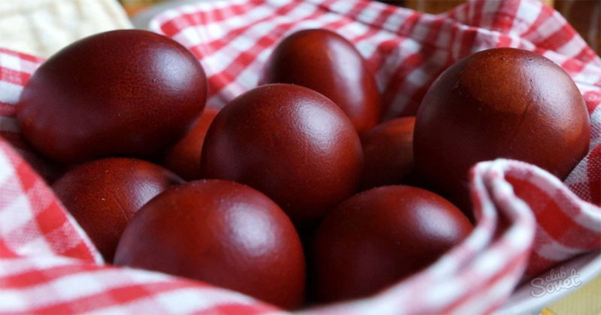 Как правильно покрасить яйца при помощи луковой шелухи