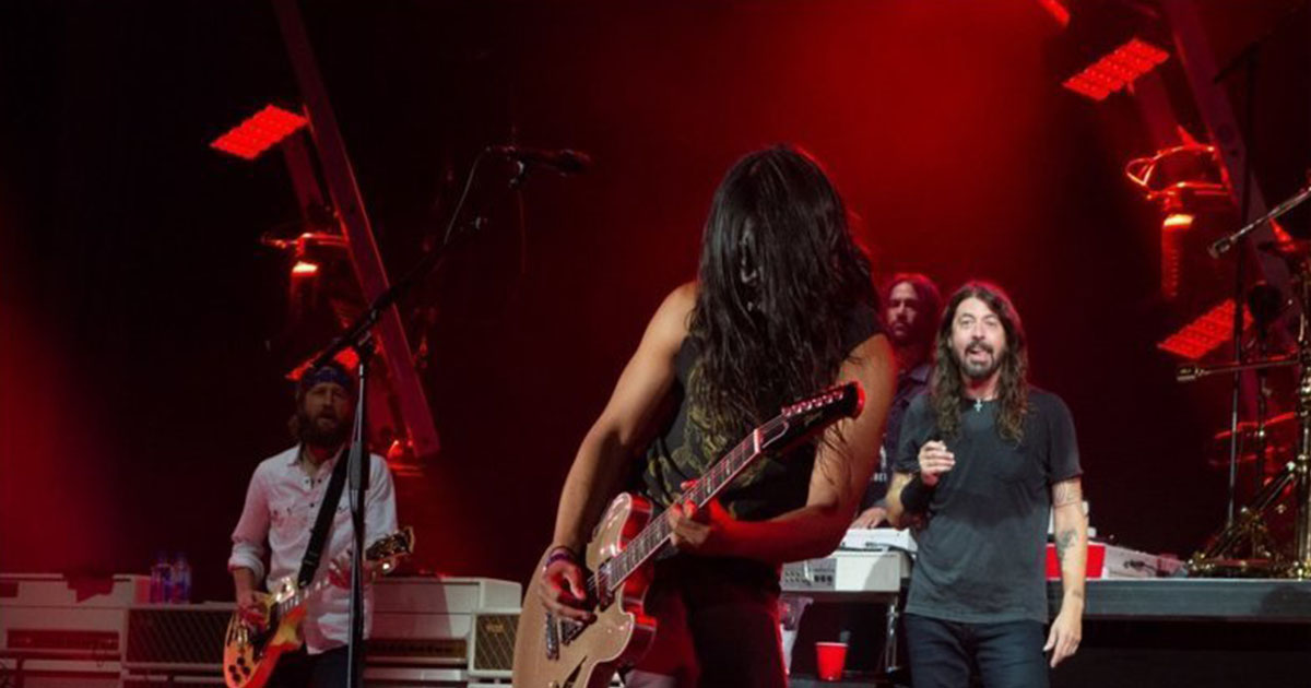 Фанат настолько круто сыграл на сцене с Foo Fighters, что вокалист встал перед ним на колени
