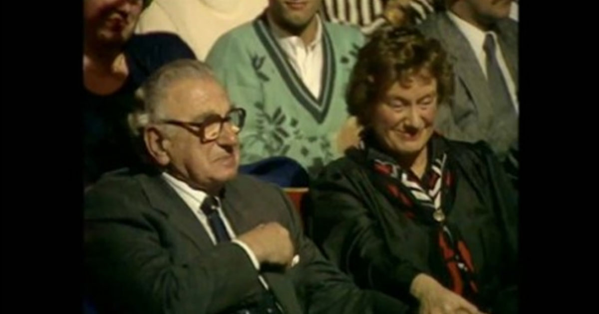 Он спас 669 детей во время Холокоста… и не знал, что сейчас они сидят рядом с ним