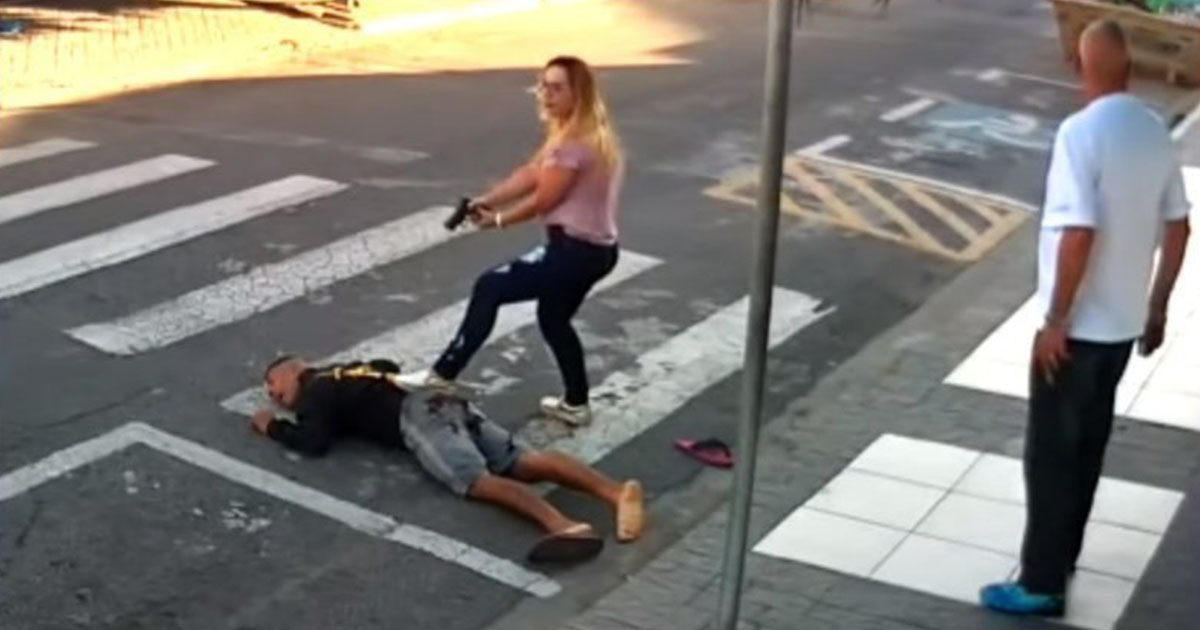 В Бразилии женщина-полицейский ловко обезвредила вооруженного грабителя