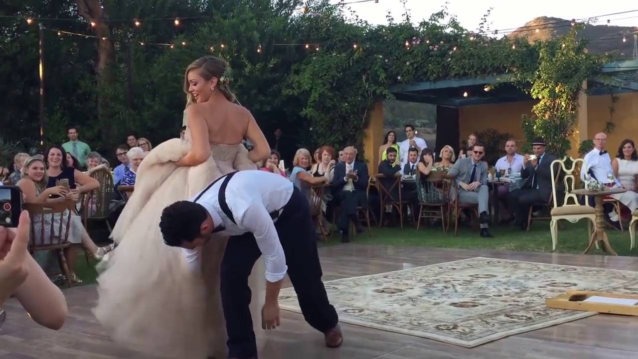 Поразительный свадебный танец! Такого вы ещё не видели!