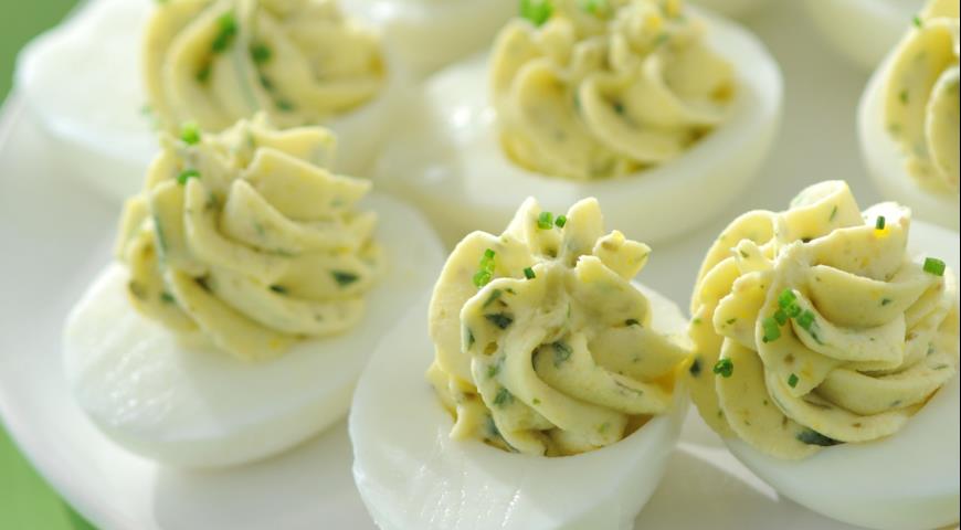 Фаршируем яйца, как профи: 5 вкусных начинок, которые вы полюбите