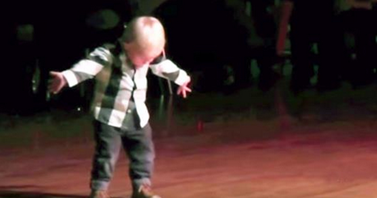 2-х летний танцор собрал 32 миллиона просмотров. Просто уморительный малыш