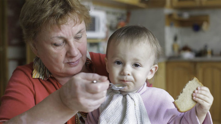 «Ты же мать, ты должна помогать,» – говорят они. Но почему мои родители, родители моего мужа, не проявляют никакой инициативы?